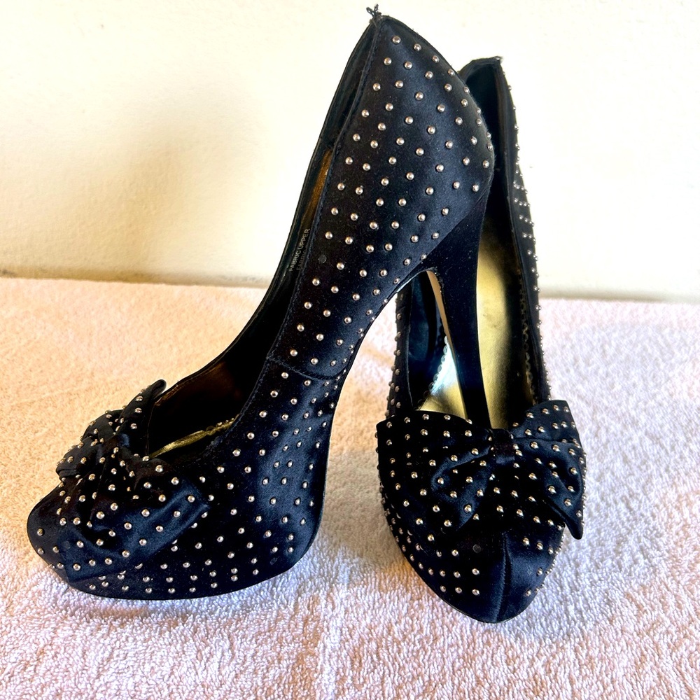 CUTE and CLASSY Bebe Pumps with Studded Bow in Size 10 (BARELY WORN)